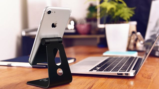 Soporte ajustable Lamicall | $8 | Amazon | Código promocional LAIPQIV7